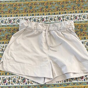 Lululemon Cinchable Waist Shorts in Bone